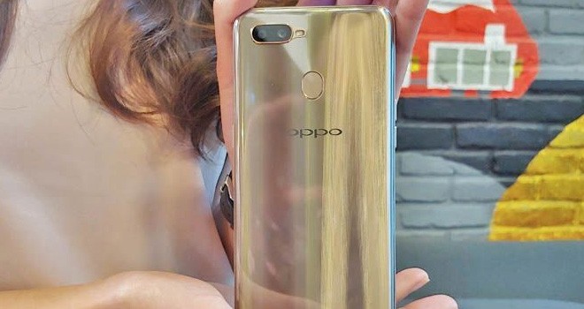 Tampilan belakang smartphone Oppo A7. (Rian Alfianto/JawaPos.com)