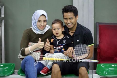 Tontowi Ahmad bersama istri dan anaknya. Foto: Ricardo/JPNN.com