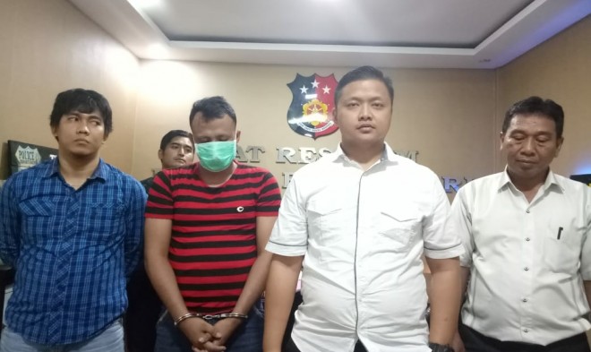 Kasat Reskrim, AKP Dhadhag Anindito, saat melakukan pres release penangkapan karyawan PT Indomarco Pristama di Mapolres Batanghari, Rabu (28/11).