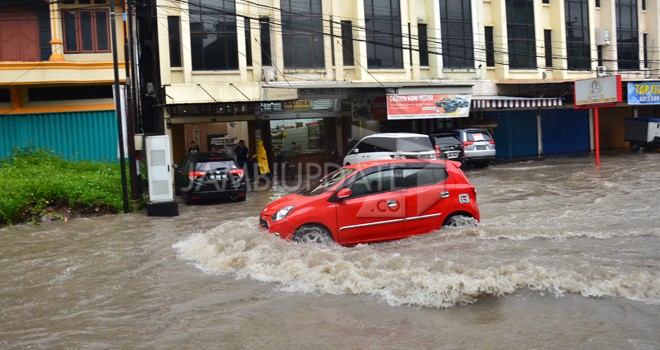 Banjir merendam ruas jalan di Kota Jambi ketika datangnya hujan.