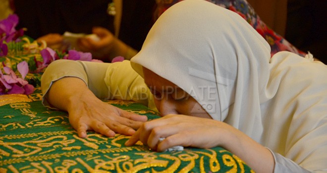 Terlihat keranda Almarhum Zulkifli Nurdin saat dipeluk oleh Ratu Munawaroh istri dari sang Gubernur Jambi dua periode. Foto : M Ridwan / Jambi Ekspres