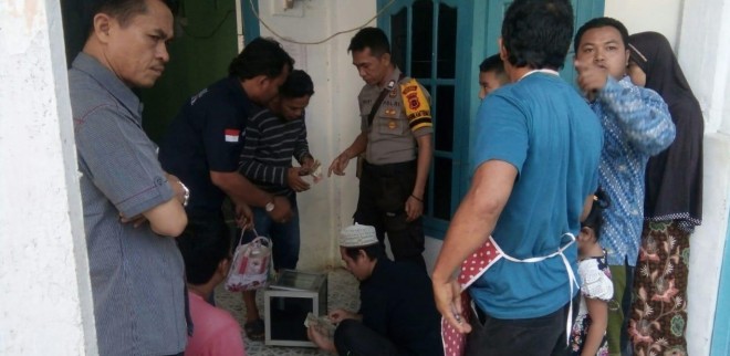 Petugas saat mengamankan tersangka pencurian kotak amal di Mushola Baitul Rohim, RT 09, Kelurahan Pasar Bangko.