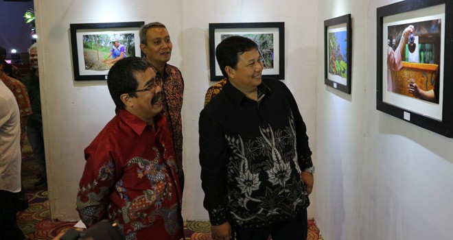 Dirjen PSKL Bambang Supriyanto bersama Kepala Balai PSKL Wilayah Sumatera meninjau stand lomba fotografi.