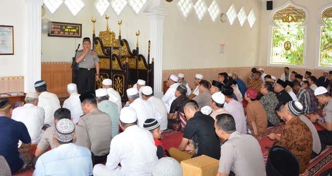 Kapolda Jambi Irjen Pol Drs Muchlis AS MH, Jumat (30/11) melaksanakan kegiatan Jumat Keliling (Jumling) di Masjid Al Maghfiroh, Kecamatan Telanaipura, Kota Jambi.