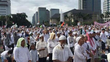 Salat Jumat berjamaah di Monas yang merupakan bagian dari aksi 212, Jumat (2/12) lalu. Foto: dok jpnn