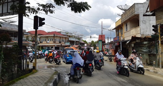 Terlihat semrawutnya lalu lintas di Simpang 5 RSU MHA Thalib Kerinci.