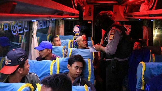 Anggota Polres Aceh Utara, melakukan razia terhadap penumpang kenderaan umum untuk mencari identitas narapidana yang kabur, Jumat (30/11). (For Rakyat Aceh/Jawa Pos Group)