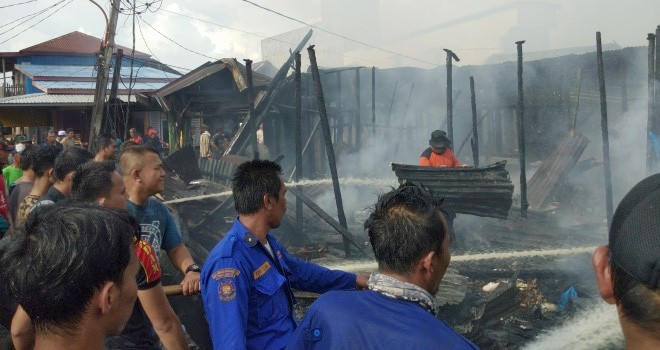 Kebakaran di RT 01 Jalan Senangin dan Jalan Bawal, Kelurahan Kampung Melayu, Kecamatan Tungkal Ilir, Kabupaten Tanjung Jabung Barat, Sabtu (1/12) sore.