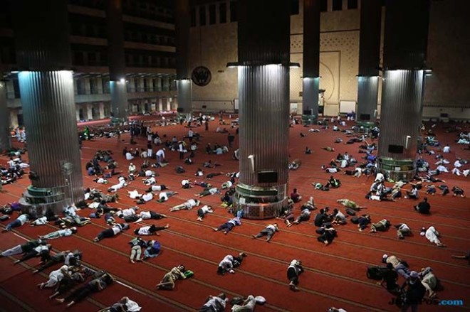 Jamaah 212 yang hadir sejak Sabtu malam (1/12) sebagian ada memilih beristirahat di Masjid Istiqlal agar bisa hadir lebih awal. (FEDRIK TARIGAN/ JAWA POS)