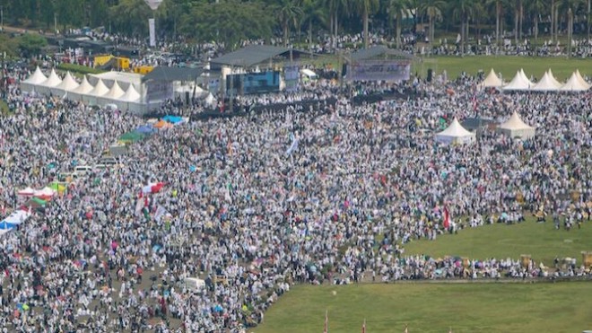 Massa Reuni Akbar 212 menyemut di kawasan Monas. Mereka dikabarkan datang dari berbagai daerah (Issak Ramdhani/JawaPos.com)