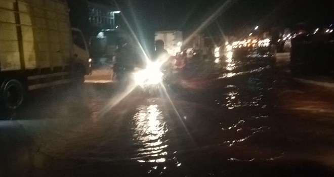 Jalan di Depan Kampus UIN Sungai Duren yang Terendam Banjir.
