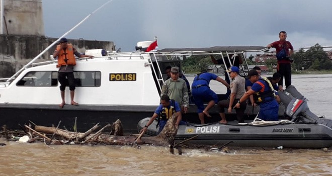 Kapolda Jambi, Irjen Pol Muchlis AS saat Ikut Bersihkan Pinggiran Sungai Batanghari.