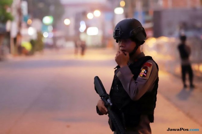 Ilustrasi: aparat kepolisian memburu pelaku pembunuhan terhadap pekerja proyek jembatan di Papua. Diduga pelakunya anggota separatis. (Dery Ridwansah/Jawa Pos)