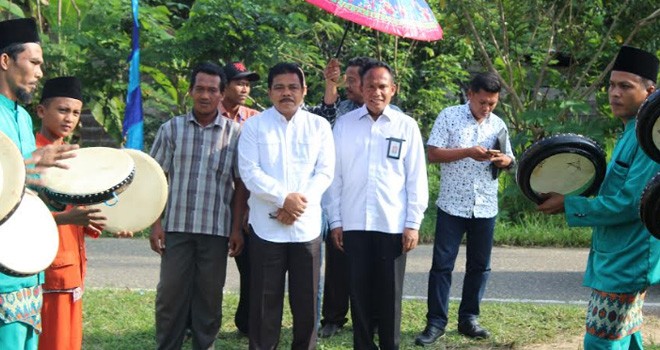 Kaper BKKBN Mukhtar Bakti SH MA bersama Anggota DPR RI Komisi IX, H Handayani dan rombongan disambut dengan kompangan.