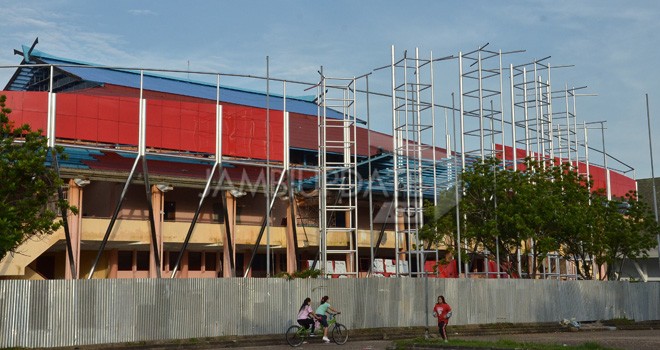 Renovasi GOR Kota Baru dimulai pada 4 Juli dan berakhir pada 14 Desember. Hingga kemarin (6/12) pengerjaan baru 80 persen dan terancam molor. Foto diambil pada 26 November.