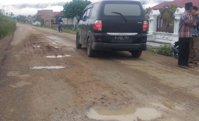 Ruas jalan antara Desa Sebukar dan Semerah rusak parah