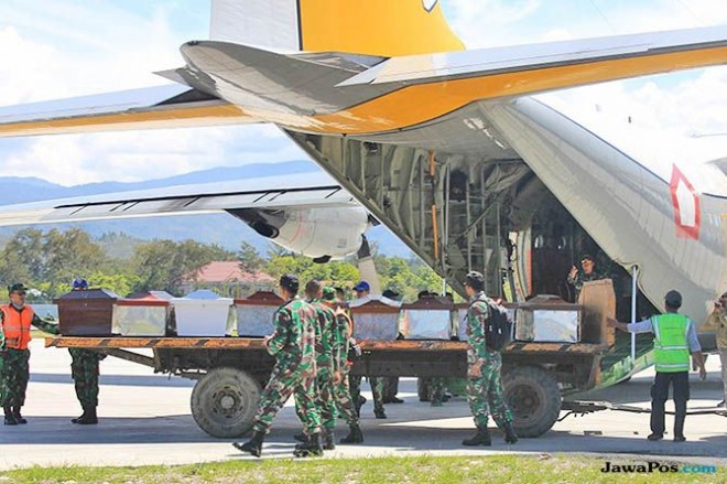 Peti jenazah korban kebiadaban kelompok separatis Papua dikirim ke keluarga korban. (Deny/Cenderawasih Pos/Jawa Pos Group)