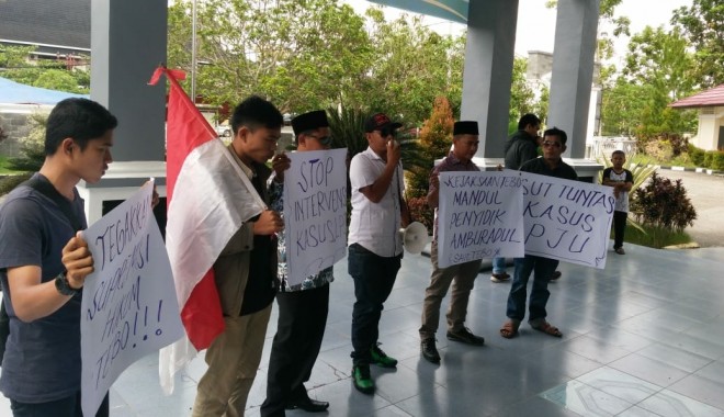 Sejumlah massa dari Aktivis Anti Korupsi (A2K) saat berorasi di Kantor Kejari Tebo, Senin (10/12) mendesak pengusutan kasus pengadaan LPJU.