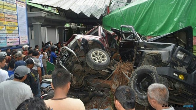 RUSAK PARAH: Sejumlah kendaraan dan bagian rumah sakit di Bumiayu rusak akibat tertabrak truk pengangkut beras yang diduga mengalami rem blong. (TEGUH SUPRIYANTO/RADAR BREBES/Jawa Pos Group)