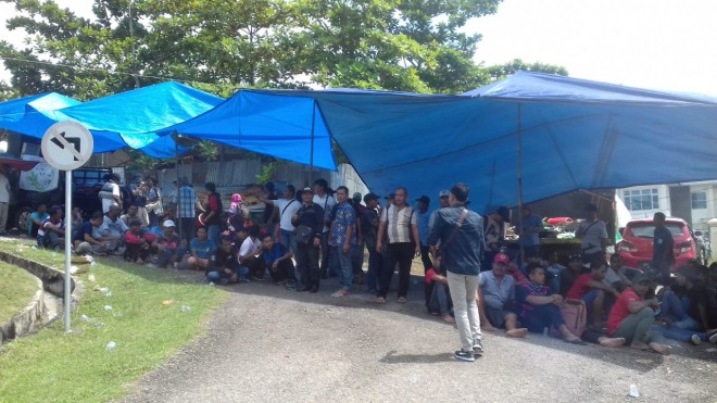Ratusan warga Kecamatan Mandiangin dari 12 desa, mendatangi Kantor Bupati Sarolangun siang ini (11/12). 