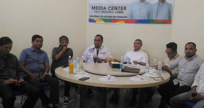 Wakil Direktur Saksi TKN Lukman Edy bersama TKD Jambi menggelar jumpa pers persiapan pengukuhan tim dan relawan, Rabu (12/12) kemarin.