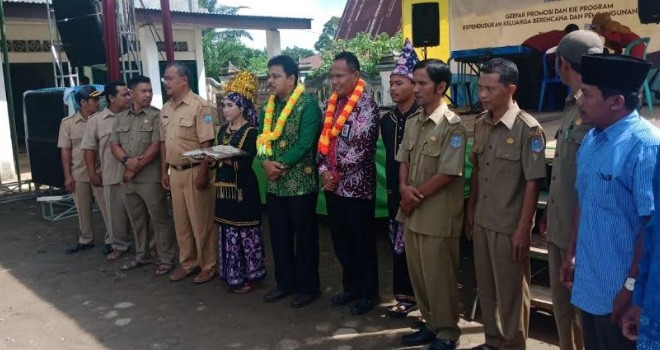 Anggota Komisi IX DPRI, Kaper BKKBN Provinsi Jambi rombongan disambut dengan pengalungan bunga dan tarian.
