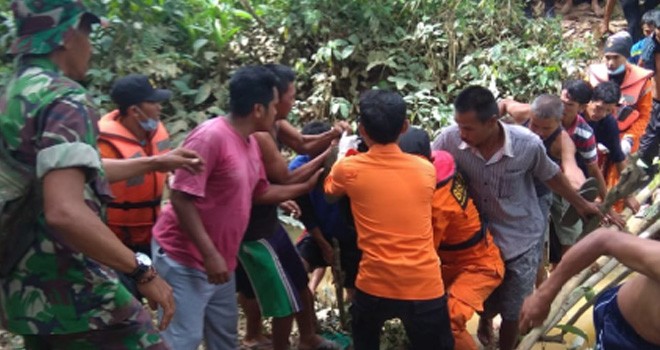 Petugas saat melakukan evakuasi terhadap jasad korban Muhammad Rizky dari Sungai Muaro Sekalo yang berada di Desa Suo-suo, Kecamatan Sumay, Kabupaten Tebo, Rabu (12/12).