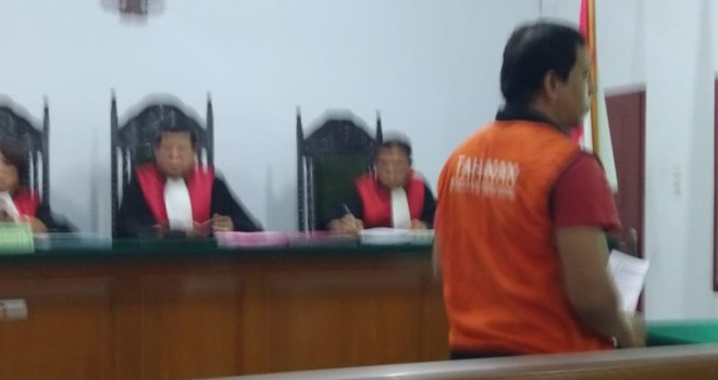 Terdakwa Isa usai mendengarkan tuntuan Jaksa Penuntut Umum (JPU) di Pengadilan Negeri Jambi, Kamis (13/12).