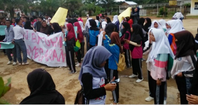 Puluhan siswa/i SMA 3 Sarolangun demo di halaman sekolah.