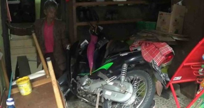 Rumah salah seorang pelaku pengeroyok anggota TNI di Ciracas diserbu puluhan orang sampai porak poranda.