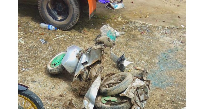 Motor korban Helmi yang hancur usai ditabrak oleh truk Fuso di Jalan Lintas Timur Merlung-Jambi, KM 33 RT 7, Desa Bukit Baling, Kecamatan Sekernan, Kabupaten Muarojambi, Rabu (12/12).