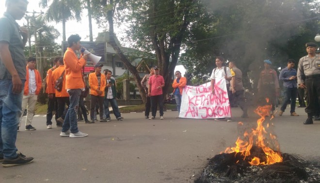 Aliansi Mahasiswa Jambi menggelar aksi demonstrasi di simpang Bank Indoensia (BI) sore ini, Jumat (14/12).
