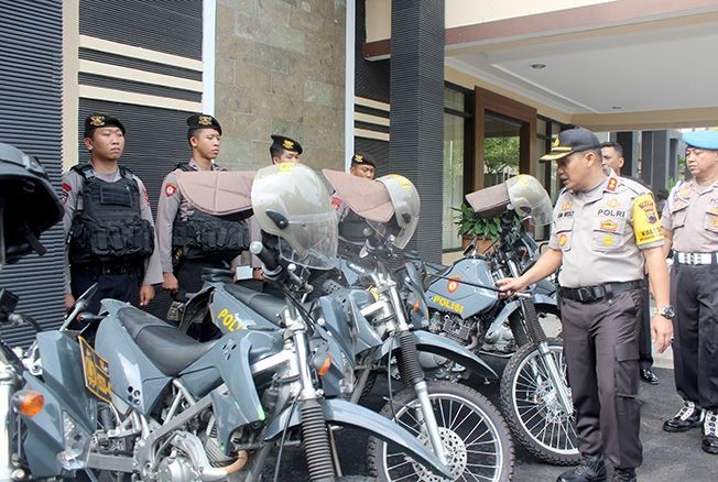 DISIAGAKAN: Kapolres Pati AKBP Jon Wesly Arianto (dua dari kanan) mengecek kesiapan anggota dan kendaraan menjelang pelaksanaan pilkades serentak kemarin. (SRI PUTJIWATI/RADAR KUDUS)