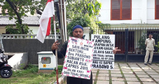 Rahman saat berpose di depan kediaman Prabowo Subianto. Foto : Sabik Aji Taufan / Jawa Pos