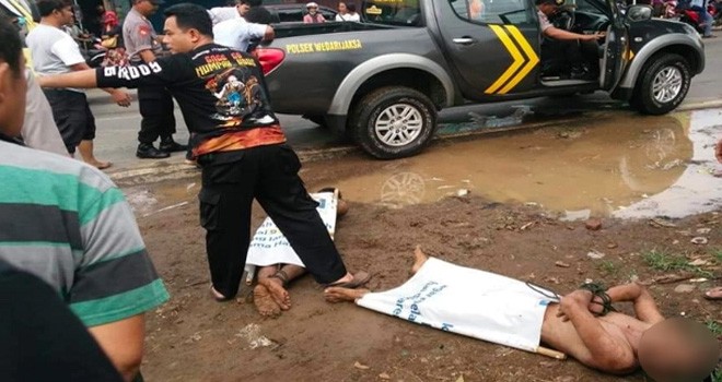 Pria mesum di mobil di depan pasar Trangkil Pati. Foto : Pojoksatu