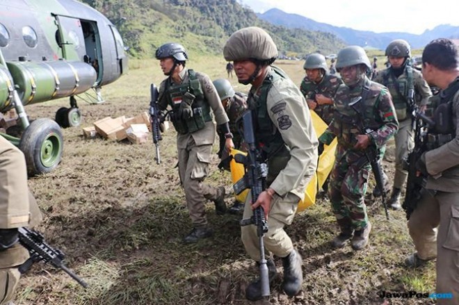 Evakuasi jenazah kekejaman KKB di Papua (Cendrawasih Post/ Jawa Pos Group)
