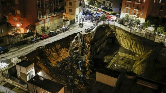 Puluhan keluarga telah dievakuasi dari rumah mereka setelah lubang besar alias sinkhole terbuka di Roma, menelan enam mobil (EPA)
