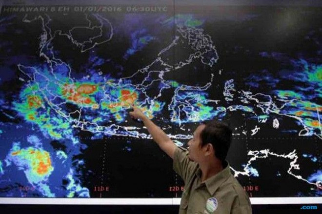 ILUSTRASI. Gelombang tinggi (Imam Husein/JAWA POS)