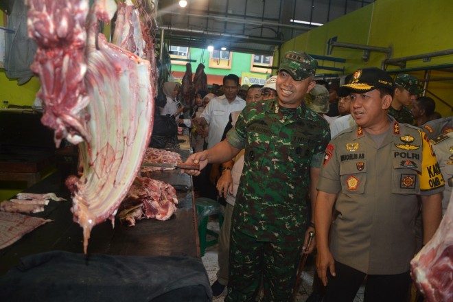 Danrem dan Kapolda Jambi cek kestabilan harga sembako di Pasar Angso Duo Jambi Senin (24/12). (FOTO IST)
