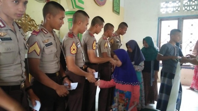 Taruna Akpol asal Jambi saat menyambangi Panti Asuhan Ainul Yakin berada di Kelurahan Lebak Bandung Kota Jambi 