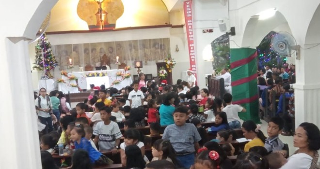 Umat Kristiani melaksanakan misa di Gereja HKBP (25/12) kemarin. (Inzert) misa anak di Gereja Katolik Santa Theresia. Foto : M Ridwan / Jambi Ekspres