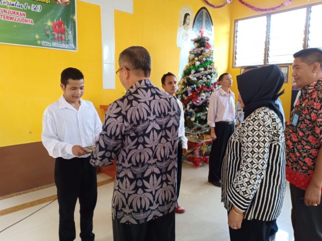Kanwil Kemenkumham Provinsi Jambi siang ini (25/12) menyerahkan remisi khusus agama nasrani bagi warga binaan. (FOTO IST)