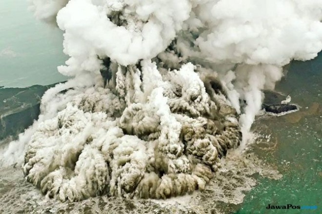 Aktivitas Gunung Anak Krakatau (Reuters via Susi Air)