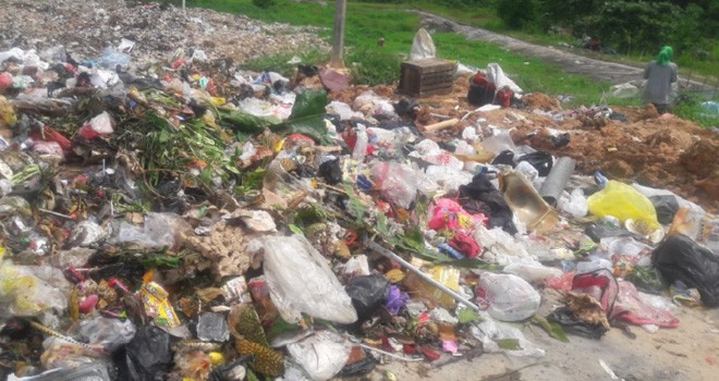 Sampah di Batanghari yang terlihat menumpuk. Foto : Reza / Jambi Update