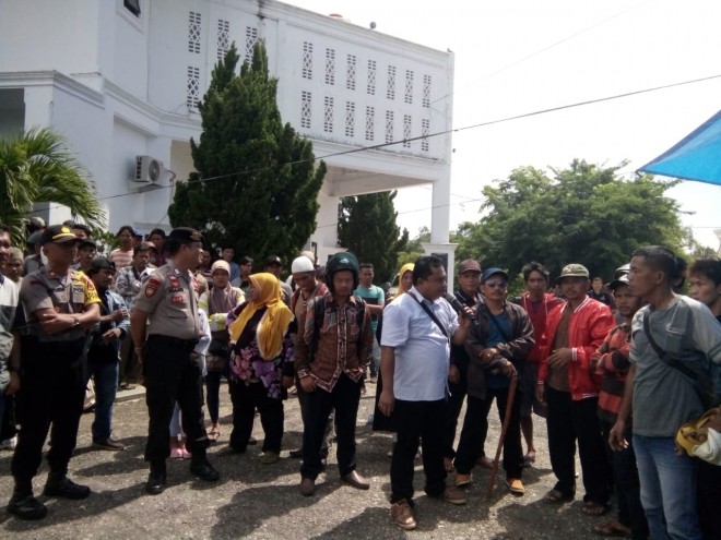 Ratusan warga dari 12 desa di Mandiangin melakukan aksi di depan Kantor Bupati Sarolangun. Foto : Hadinata / Jambi Update