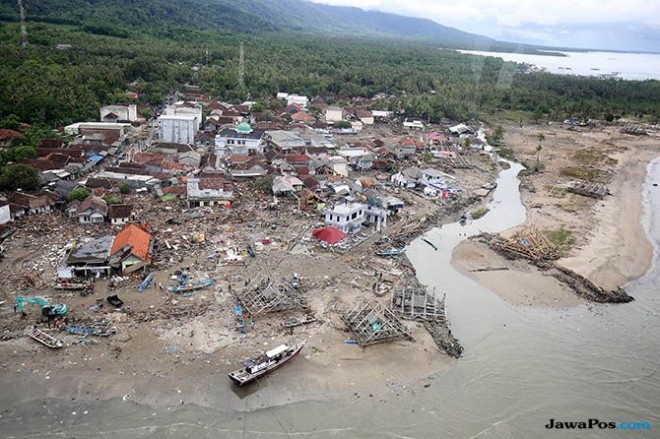 Kondisi pantai di salah satu desa di sekitar Kecamatan Sumur, Kabupaten Pandeglang setelah dilanda tsunami pada Sabtu (22/12) lalu. (Muhammad Ali/Jawa Pos)