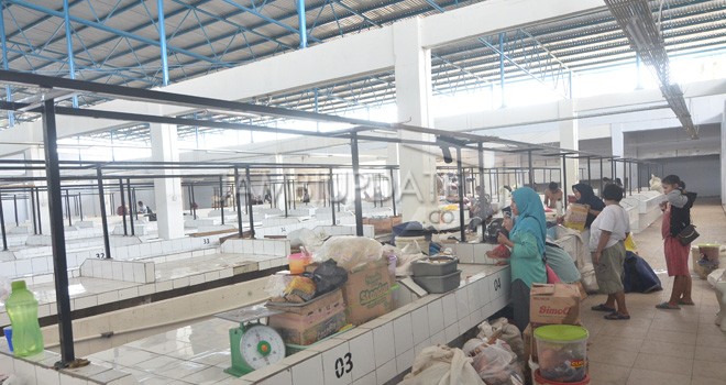 Petugas Kebersihan Kota Jambi mengumpulkan sisa sampah dan bekas lapak yang ditinggalkan pedagang Pasar Talang Banjar, kemarin (27/12). Foto : M Ridwan / Jambi Ekspres