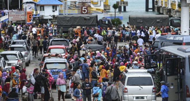 Warga Pulau Sebesi selamat dari tsunami dievakuasi di Bakauheni. Foto : AFP