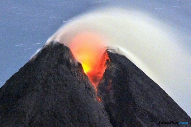 Aktivitas vulkanik Anak Krakatau belum mereda dan kian eskalatif. Ilmuwan memperingatkan lereng barat daya gunung api tersebut bisa longsor 
