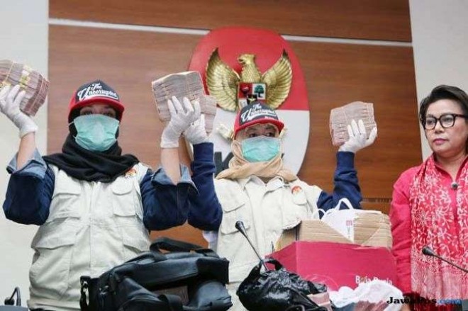 Penyidik KPK memperlihatkan Barang bukti Uang Suap hasil OTT. Foto : Fedrik Tarigan / Jawapos